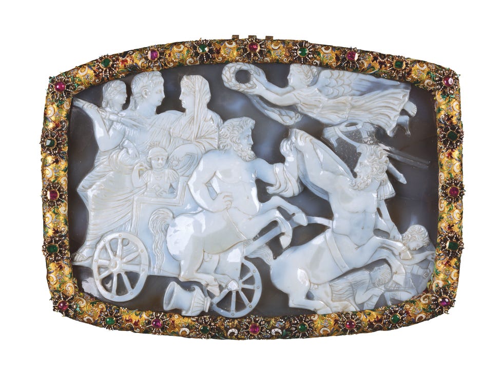De Batavia vervoerde twaalf kisten met zilver en andere sieraden zoals een camee van Constantijn de Grote ter herdenking aan zijn overwinning op Maxentius in 312 nC
