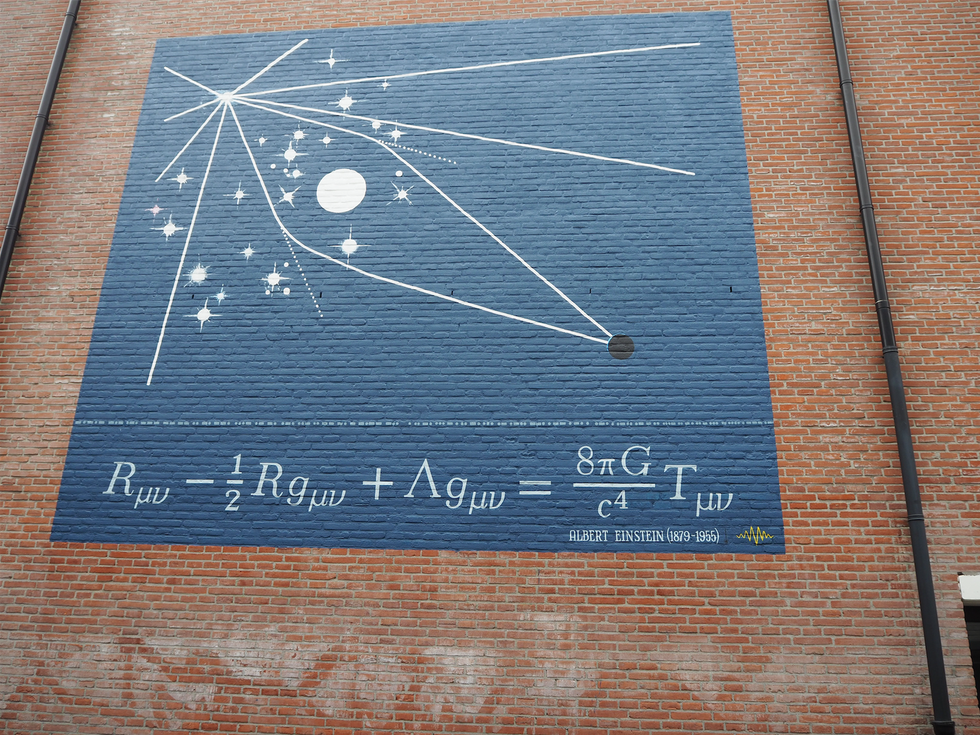 Illustratie van Einsteins relativiteitstheorie op de Lange Sint Agnietenstraat in Leiden