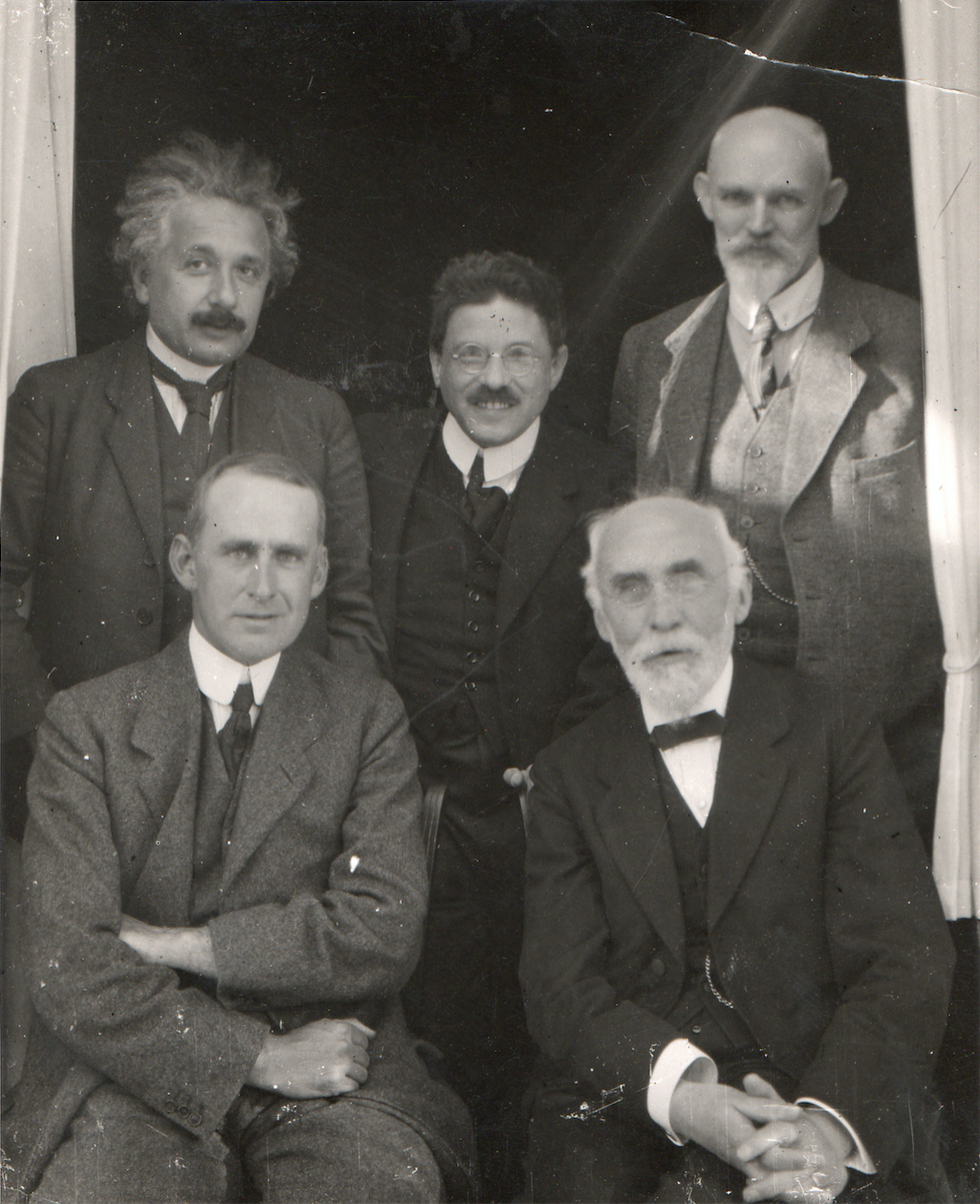 Vlnr Einstein Ehrenfest De Sitter Eddington en Lorentz in de werkkamer van De Sitter in Leiden 1923