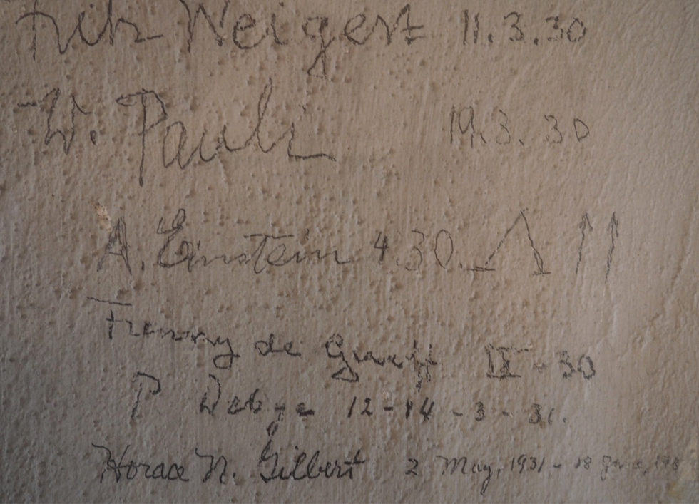 Volgens Dirk van Delft staan op de muur handtekeningen van vijftien tot twintig nobelprijswinnaars