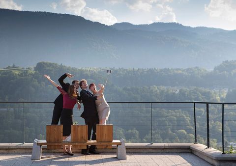 Gasten van een bruiloft maken een selfie in het centrum van Radovljica een historisch stadje vlak bij Bled