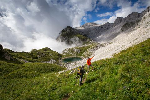Hikers bij Jezero v Lunici een van drie meertjes op een hoogte van 1800 meter op de 2245 meter hoge Krn een bergketen in nationaal park Triglav