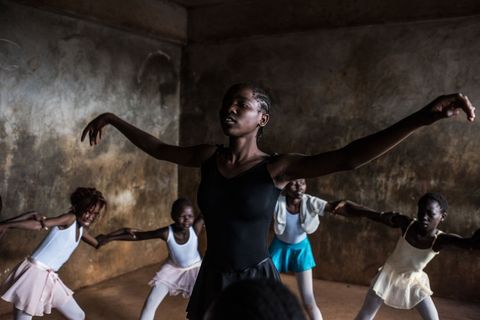 Elsie Ayoo repeteert voor een kort stuk dat zij en de andere dansers uitvoerden in Kibera en voor een universiteit in Nairobi