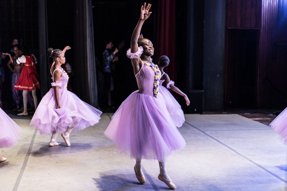 Pamela Adhiambo danst in het Kenya National Theatre in een uitvoering van de Notenkraker van Dance Centre Kenya Er dansten ook vier andere dansers uit Kibera mee