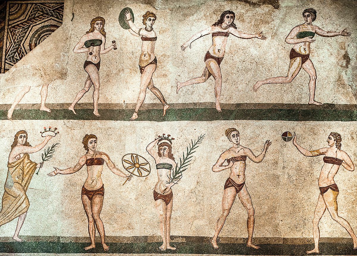 Sommige Romeinse vrouwen deden aan sport wat met lede ogen werd aangezien door auteurs als Martialis die refereert aan een zekere Filenide die verzot was op balspelen en gewichtheffen zoals ook de jonge vrouwen op dit mozaiek in de Villa del Casale op Sicilie