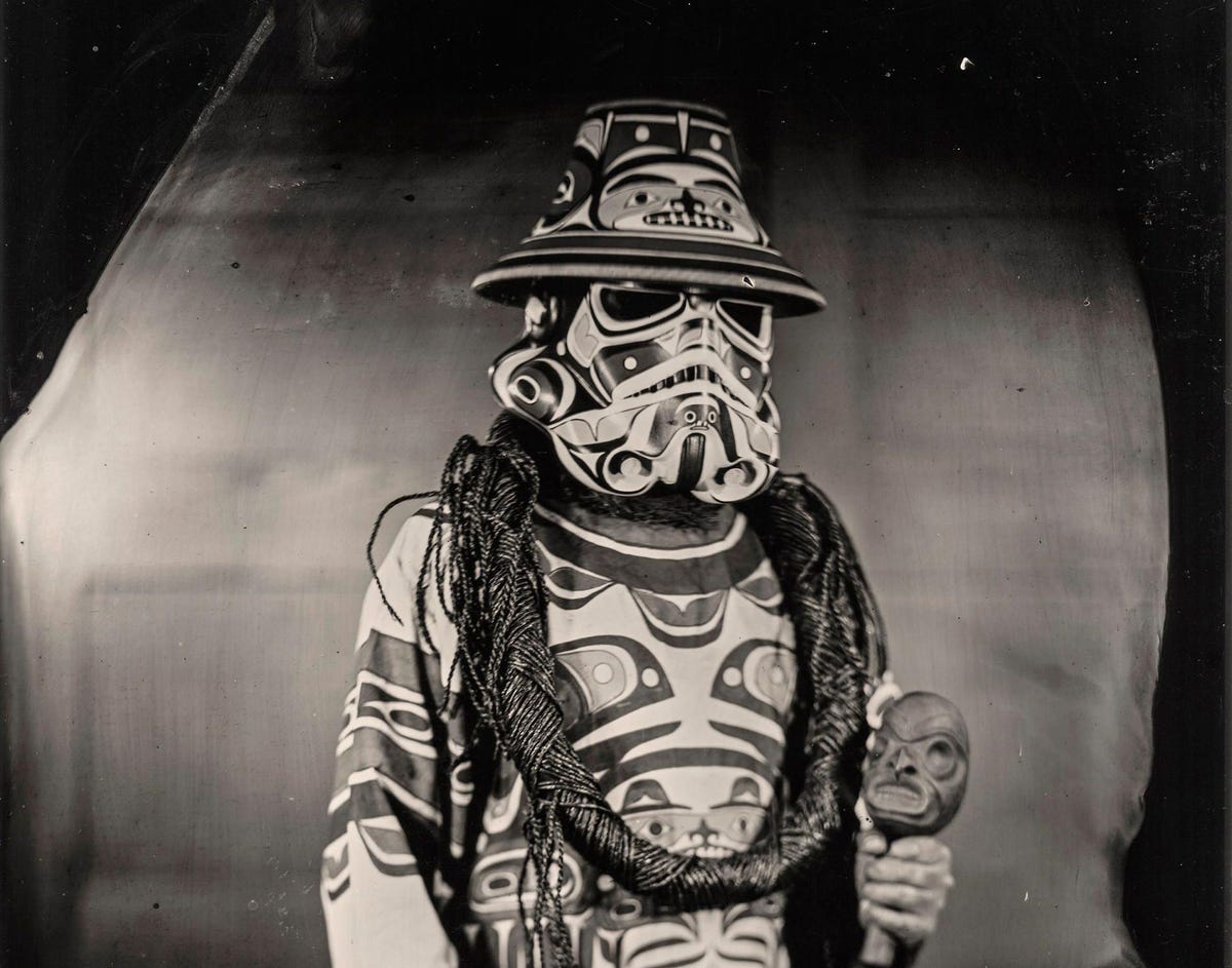 Andy Everson een lid citizen van de Kmoks First Nation poseert gekleed als een Kmoks Imperial Stormtrooper voor een portret door Will Wilson