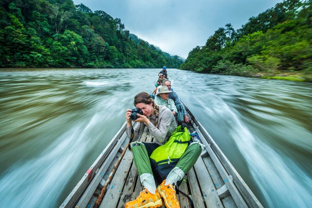 Met een houten boot varen de expeditieleden dagelijks naar een nieuw stuk jungle om uit te kammen op zoek naar sporen van tijgers en hun prooidieren