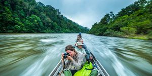 Met een houten boot varen de expeditieleden dagelijks naar een nieuw stuk jungle om uit te kammen op zoek naar sporen van tijgers en hun prooidieren