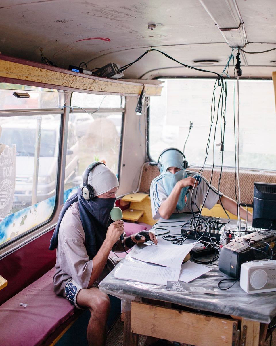 Louis en Manza presenteren het wekelijkse nieuws over de ZAD op Radio Klaxon de piratenzender van de zone