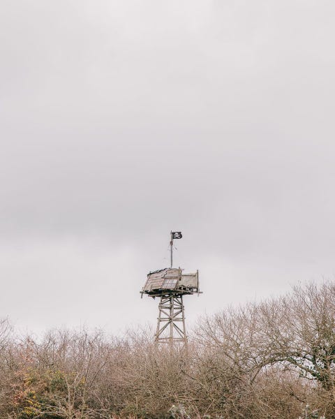 Een piratenvlag wappert boven de gemproviseerde uitkijktoren van de commune Bellish