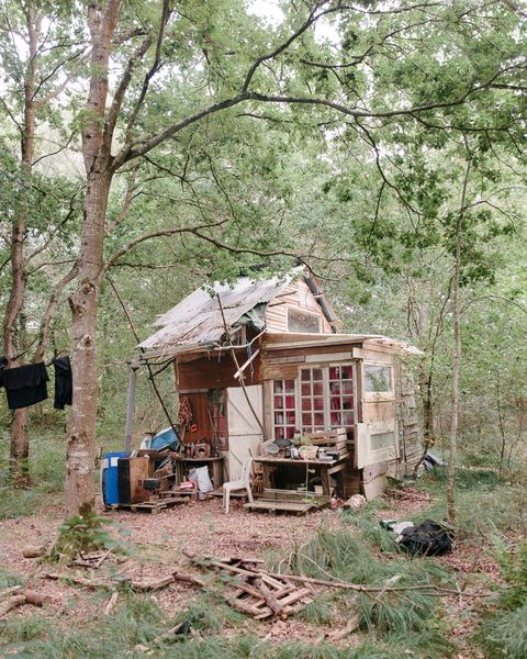 Een houten hut die wordt bewoond door Beatrix de enige Amerikaanse in de ZAD