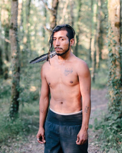 Gregorio een van de bewoners van de commune Far West In de zone wonen zon vijftig communes in groepjes van vier tot tien mensen