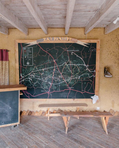 De receptiebalie van de ZAD in La Rolandire waar bezoekers informatie over de zone kunnen inwinnen Aan de muur hangt een kaart met daarop het door de demonstranten bezette gebied en de verschillende communes in de zone