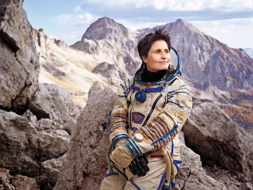 Deze Italiaanse ESAastronaute verbleef in 2015 199 dagen in het internationale ruimtestation ISS indertijd een record voor een vrouw Hoe langer ze in de ruimte was hoe meer haar idee over de mensheid en de aarde veranderde De geologische krachten die de aarde hebben gevormd zijn in een oogopslag te zien maar de eeuwen waarin wij piramiden en wolkenkrabbers hebben gebouwd zijn vrijwel onzichtbaar