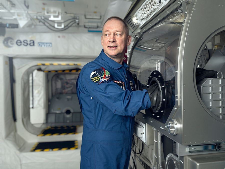 Twee ruimtereizen maakte de Belgische ESAastronaut Frank De Winne In 2002 was hij acht dagen in het ISS in 2009 verbleef hij er een halfjaar waarvan de laatste twee maanden als commandant Nu leidt hij het opleidingscentrum van ESA