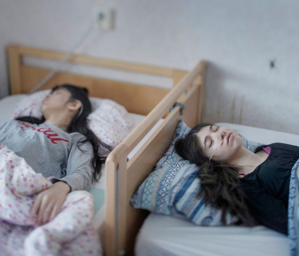 Het zogeheten Uppgivenhetssyndrom opgeefsyndroom bestaat naar verluidt alleen in Zweden en treft daar alleen vluchtelingen Patinten lijken de levenslust geheel te zijn verloren Djeneta ligt al 25 jaar apathisch op bed Haar zus Ibadeta is al een halfjaar bedlegerig De foto van Magnus Wennman is bij de WPPhwedstrijd van 2018 genomineerd voor een prijs in de categorie People Singles Foto gemaakt met een Canon EOS1D Mark X met een TSE 45mm f28 tiltshiftlens