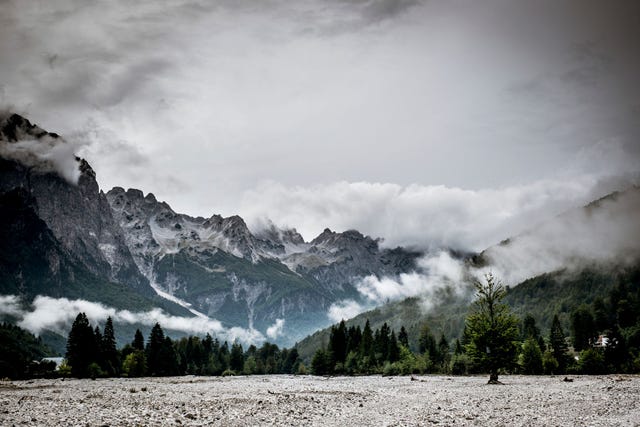 onweer op komst boven de bedding van de valbona een rivier in de albanese alpen noordalbanie