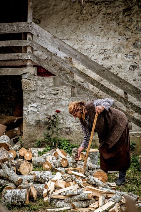Aan de Montenegrijnse kant van de grens hakt een oude dame hout