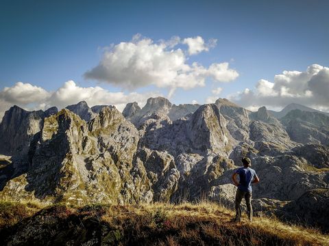 Uitzicht op de Karanfili een spectaculaire rotsformatie in Montenegro die deel uitmaakt van de Dinarische Alpen