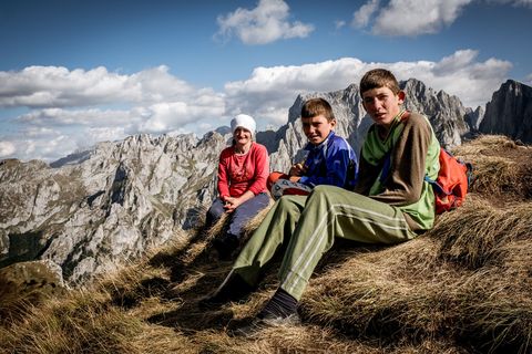 Herderin Ardita en haar zoons op de top van de Talijanca die precies op de grens van Albani en Montenegro ligt