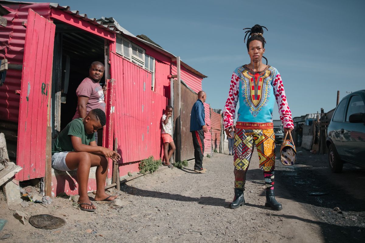 Sikelela Kwatsha 20 is model en trots op de Afrikaanse kleding die hij ontwerpt Veel jongeren in Vrygrond verliezen zich in drugs of criminaliteit zegt hij Creer je eigen kansen en werk hard dan is er veel mogelijk wil hij andere jongeren laten zien