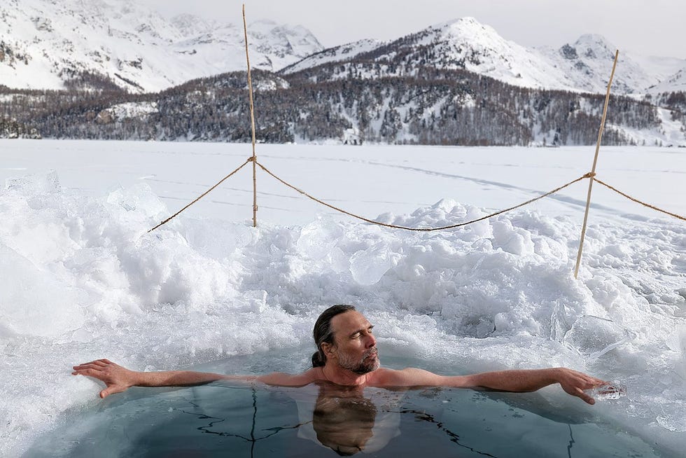 Koude winters met veel sneeuw zijn bepalend voor de levenswijze folklore en tradities van mensen die in de Alpen wonen GianNicola Bass beheert een deel van die erfenis in het Cultuurarchief Oberengadin in Zwitserland Hij gelooft dat baden in het dichtgevroren Silsmeer zijn immuunsysteem een oppepper geeft