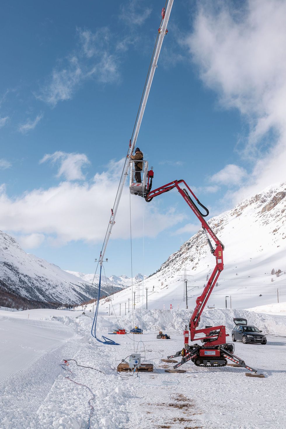 Keller wil smeltwater recyclen Hier test zijn team een prototype van een sproeikabel die boven de gletsjer komt te hangen Elk jaar kan het apparaat een sneeuwlaag van negen meter produceren