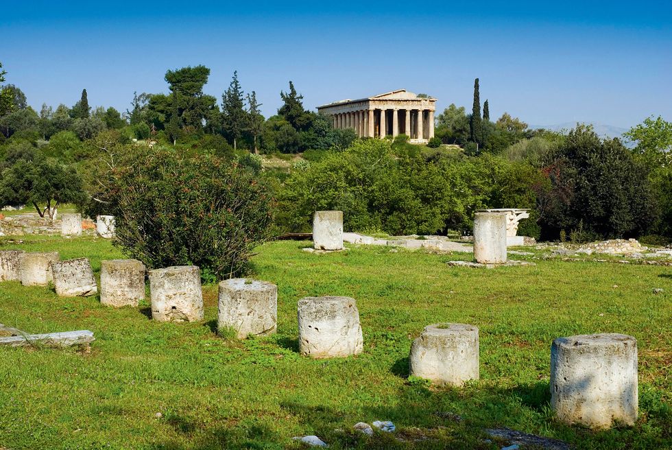 Diogenes droeg zijn opmerkelijke denkbeelden uit op de agora in het centrum van Athene Op de achtergrond de tempel van Hephaistos