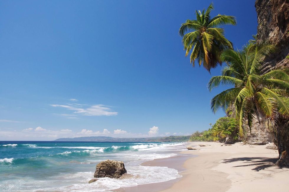De stranden van Costa Rica zoals Playa Cocolito zijn een natuurlijke plek om surfen en yoga te combineren