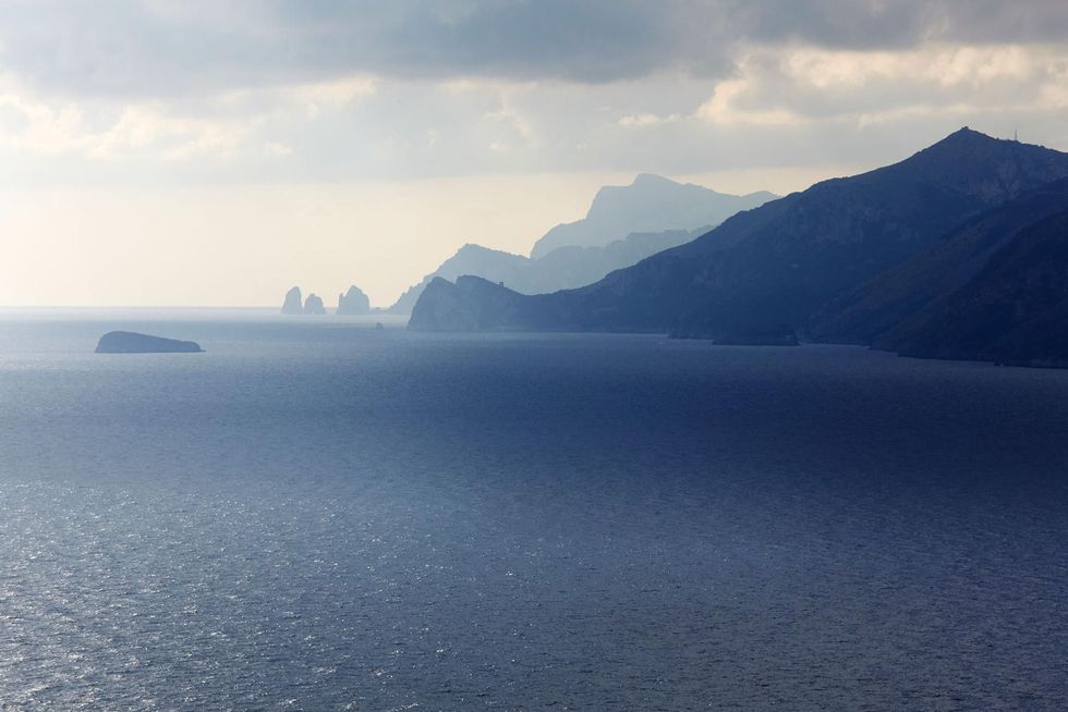 De Amalfikust strekt zich uit langs Positano en Napels in Itali