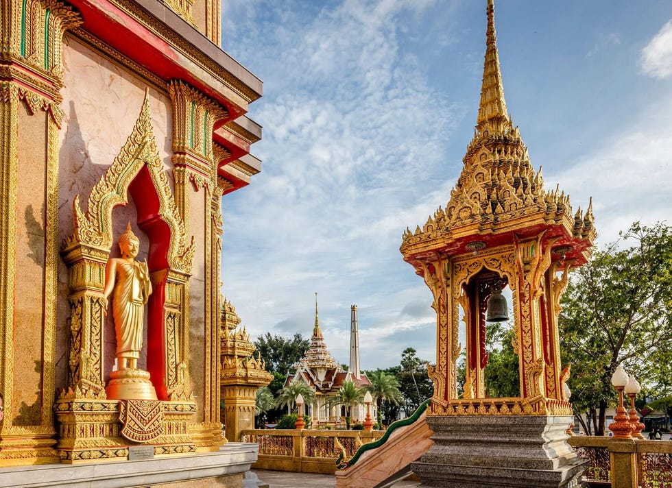 Op plekken als Wat Chalong in Phuket in Thailand komen minder toeristen Yogis vinden er een rustig verblijf