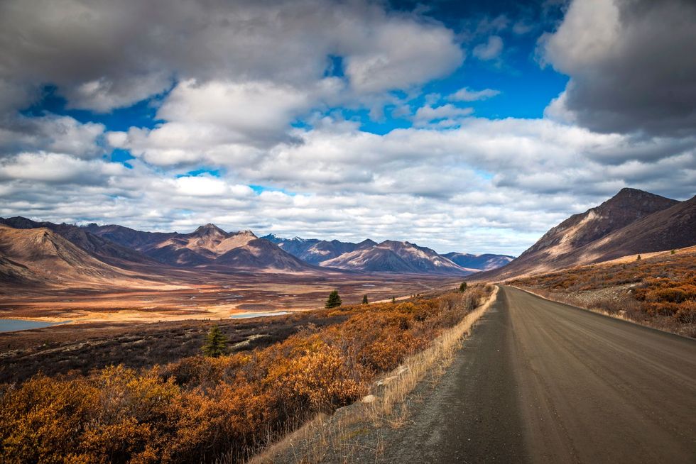 De onverharde Demster Highway van Dawson City naar Inuvik voert door een spectaculair landschap