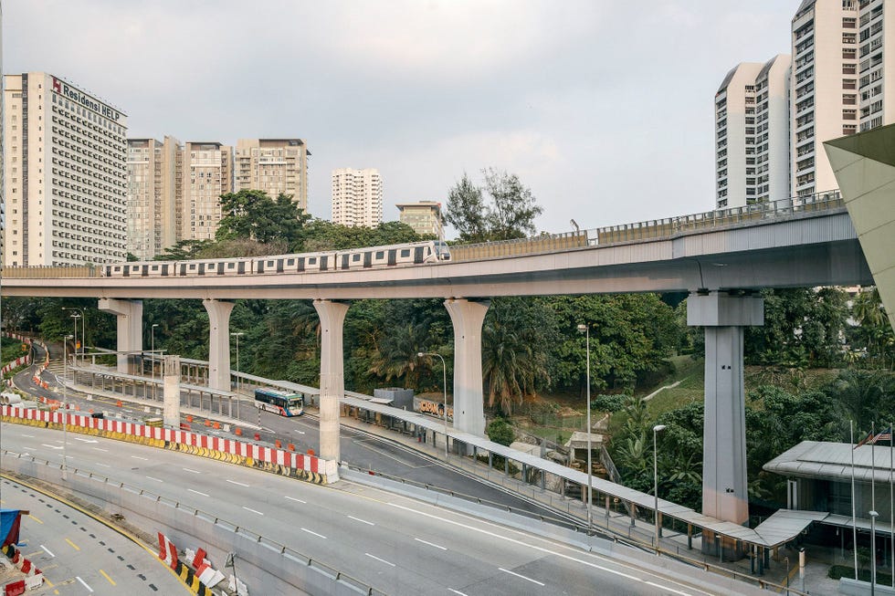 KUALA LUMPUR, MALAYSIA KUALA LUMPUR MALEISI Ik ben dol op dit uitzicht vanuit mijn raam zegt de BritsMaleisische fotograaf Ian Teh Maar het klinkt niet zo vredig als het er uitziet het geraas van het naburige verkeer dringt tot in het huis door Maar tijdens onze nationale lockdown hoor ik buiten de vogeltjes fluiten of is het gewoon stil Het herinnert me aan de ernst van de situatie We gaan alleen naar buiten om eten of medicijnen te halen Banen en projecten zijn verdwenen of uitgesteld Ik prijs me gelukkig dat ik deze tijd met mijn partner thuis kan delen Ik probeer deze periode te zien als een gelegenheid om dingen te doen waar ik vaak niet aan toekom van videocontact met vrienden en familie in den vreemde tot koken en meditatie