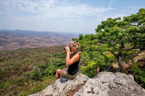 De Nederlandse Maaike de Jong kijkt uit over een vallei in het Ntchisi Forest Reserve tussen hoofdstad Lilongwe en natuurreservaat Nkhotakota in