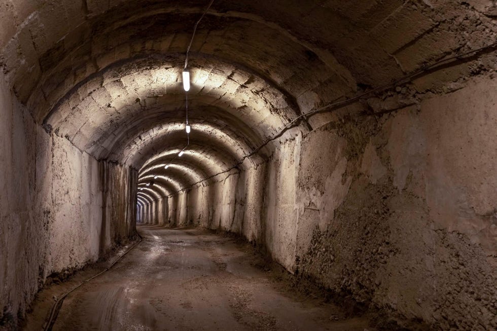 Een tunnel die in de bergen buiten de Albanese hoofdstad Tirana werd uitgehakt geeft toegang tot BunkArt 1 een museum en cultuurcentrum In deze voormalige atoomschuilkelder uit de Koude Oorlog wordt nu de geschiedenis van de stalinistische dictatuur in het land belicht