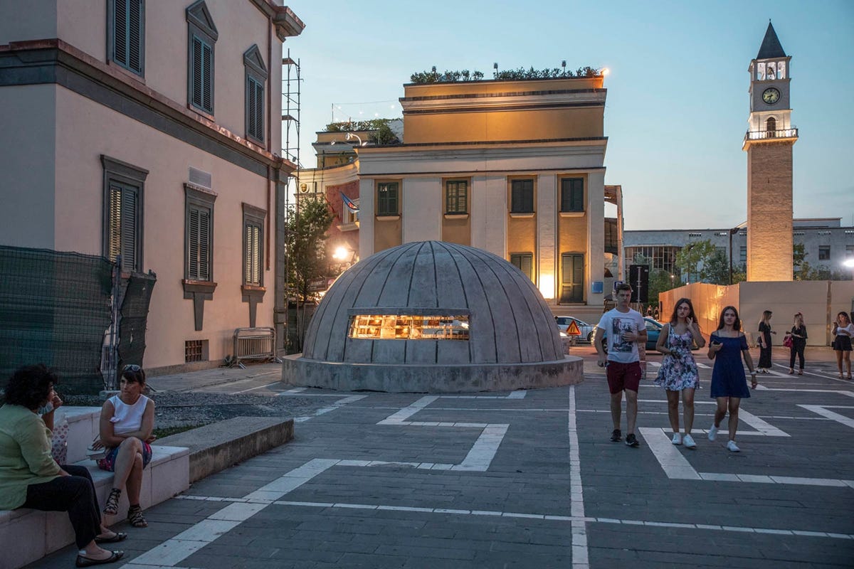 In het centrum van de Albanese hoofdstad Tirana geeft een koepelvormige entree toegang tot BunkArt 2 een museum voor geschiedenis en kunst dat is ondergebracht in een atoomschuilkelder uit de tijd van het communisme