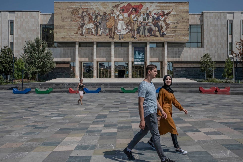 het Nationaal Kunstmuseum van Albani ligt aan het centrale Skanderbegplein van Tirana waar begin jaren negentig de grote demonstraties werden gehouden die zouden leiden tot de val van het communistische regime in Albani