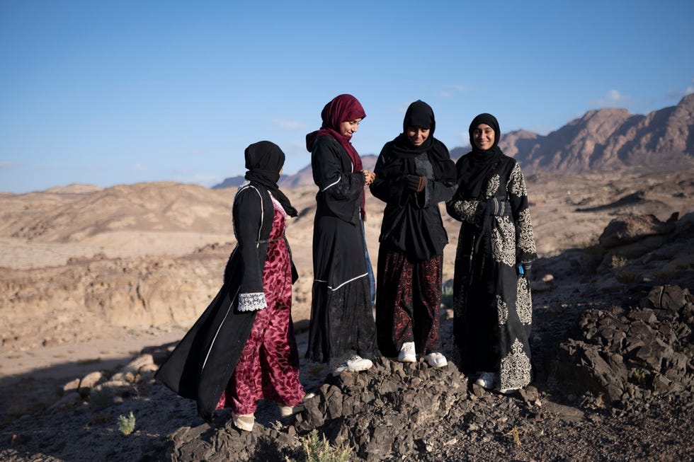 Van links naar rechts staan Nora Mohammed Nadia Mohammed Hoda Mohammed en Mariam Ibrahimin februari 2021 op een heuvel in de bergen van de Egyptische provincie ZuidSina Elke dag trekken de vrouwen van het dorp Al Tarfa in een groepje van vier van zonsopgang tot zonsondergang door de plaatselijke bergen om de dorpskudde van schapen en geiten te hoeden Terwijl de dieren zich voeden met wilde planten praten de vrouwen vragen elkaar om advies en leren van elkaar