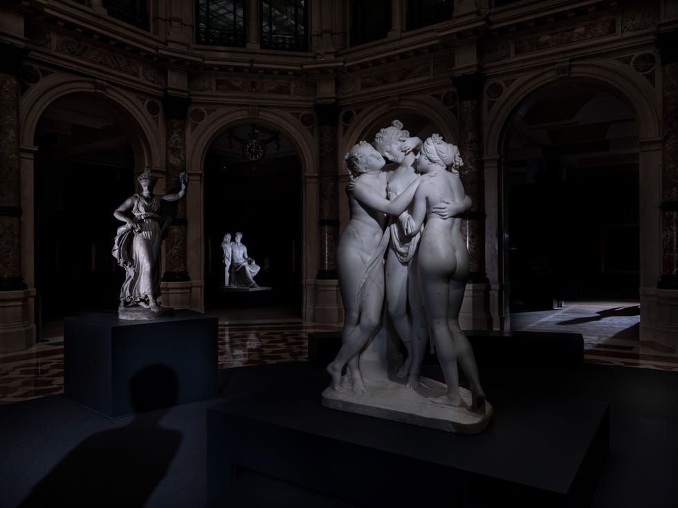 Milan, Italy MILAAN ITALIIn het voorjaar van 2020 stonden de beroemde Drie Gratin die tussen 1812 en 1817 door beeldhouwer Antonio Canova werden gecreerd er in de rotonde van de Galleria dItalia te Milaan wat verlaten bij Door de coronaviruspandemie moesten musea in heel Europa maandenlang gesloten blijven waardoor werd gevreesddat sommige door het verlies aan inkomsten hun deuren definitief zouden moeten sluiten Maar in juni 2020 gingen sommige instellingen weer open voor een beperkt aantal bezoekers van wie de temperatuur werd gecheckt Ook moesten ze anderhalve meter afstand bewaren