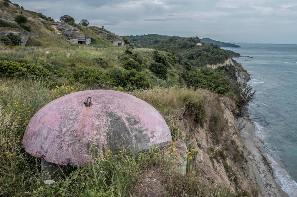 Op het schiereiland Cap Rodon in het oosten van Albani liggen twee vervallen bunkers op een hoge klip