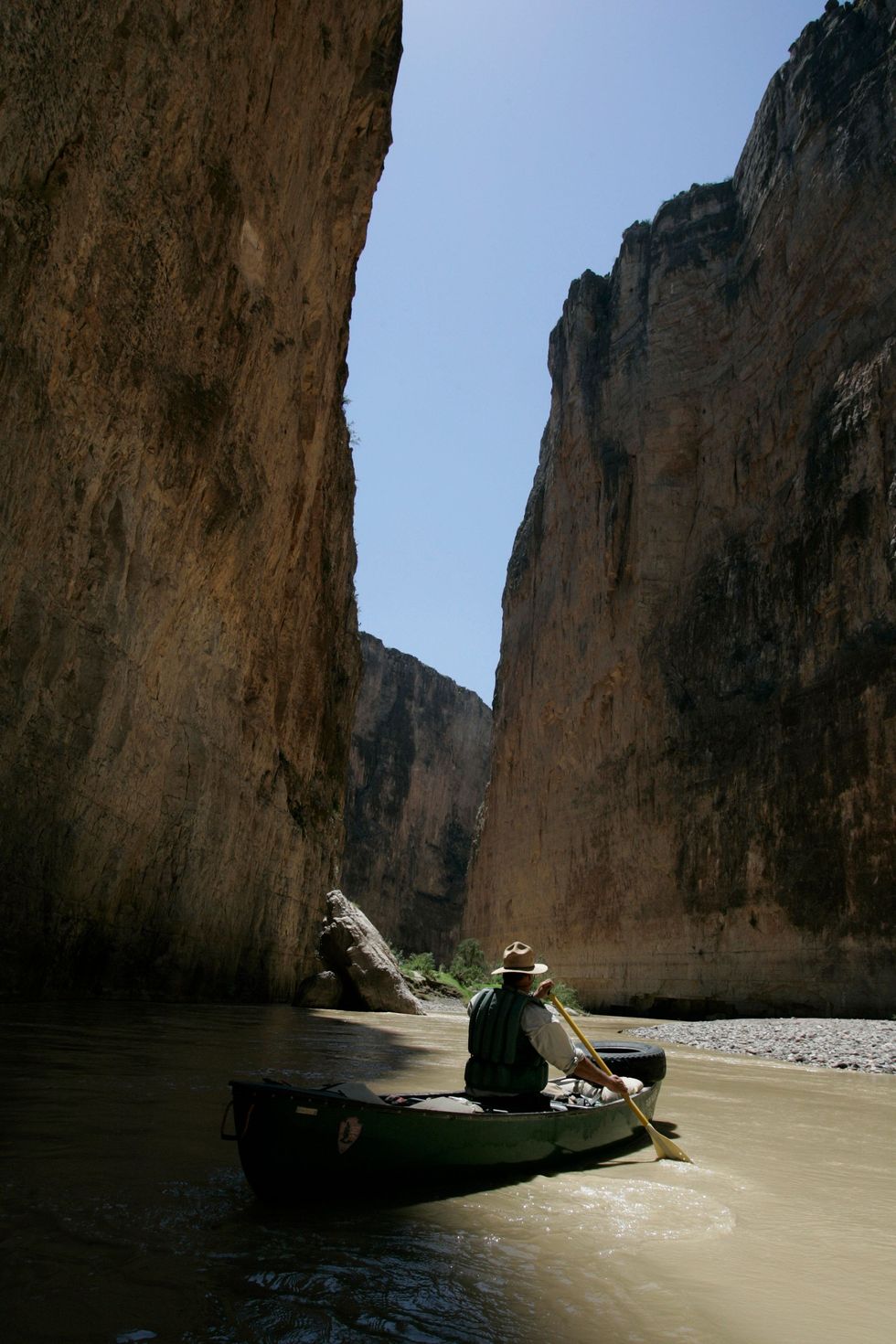 In augustus 2005 peddelt opzichter Marcos Paredes van het Big Bend National Park door de Santa Elena Canyon in Texas