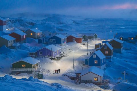 Upernavik is een vissersdorp op een klein eiland in het westen van Groenland Historisch gezien werden de Groenlandse gebouwen in verschillende kleuren geverfd om verschillende functies aan te duiden van rode winkelpuien tot blauwe vissershuizen  een handig onderscheid wanneer het landschap bedekt is met sneeuw Deze foto nam ik tijdens mijn drie maanden durende persoonlijke fotoproject om het leven in Groenland vast te leggen 