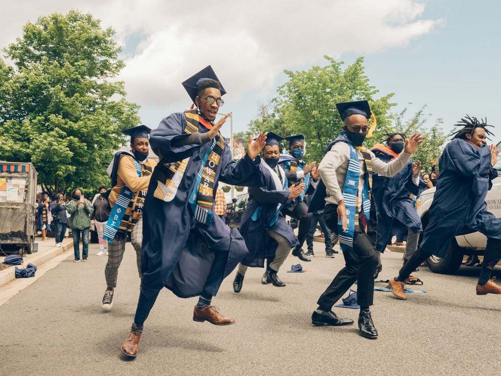 Washington D.C., United States WASHINGTON DC VERENIGDE STATENLeden van studentenvereniging Phi Beta Sigma doen op 8 mei 2021 een gemproviseerde dans na de afstudeerceremonie van de Howard University in Washington DC Er mochten alleen studenten aanwezig zijn bij de persoonlijke ceremonie in het openluchtstadion van de universiteit Familie en vrienden van de studenten verzamelden zich buiten het stadionTerwijl ik rondrende over de campus drong het tot me door hoeveel de studenten in het voorafgaande jaar hadden meegemaakt en hoe dit ene moment voor ze moest voelen zei fotograaf Jared Soares Ik vond het een groot voorrecht om er getuige van te kunnen zijn hoe de studenten dit vierden en het betekende nog meer voor me als je nagaat wat wij als gemeenschap de afgelopen anderhalf jaar voor onze kiezen hebben gehad