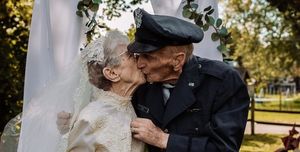 米アイオワ州に暮らすロイス・キングさん（98歳）と妻のフランキーさん（97歳）は、高校時代に交際をスタートさせ、後に婚約。そして1944年の9月16日に、晴れて夫婦となりました。﻿﻿しかし、当時は第二次世界大戦の真っただ中で﻿﻿結婚式を挙げることは叶わず…。そんな二人の、77年越しの結婚写真が話題を呼んでいます。