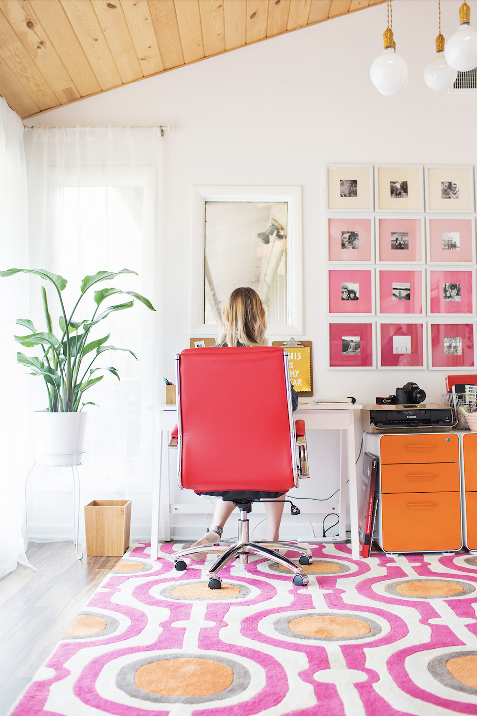 home office ideas, colorful with pink and orange