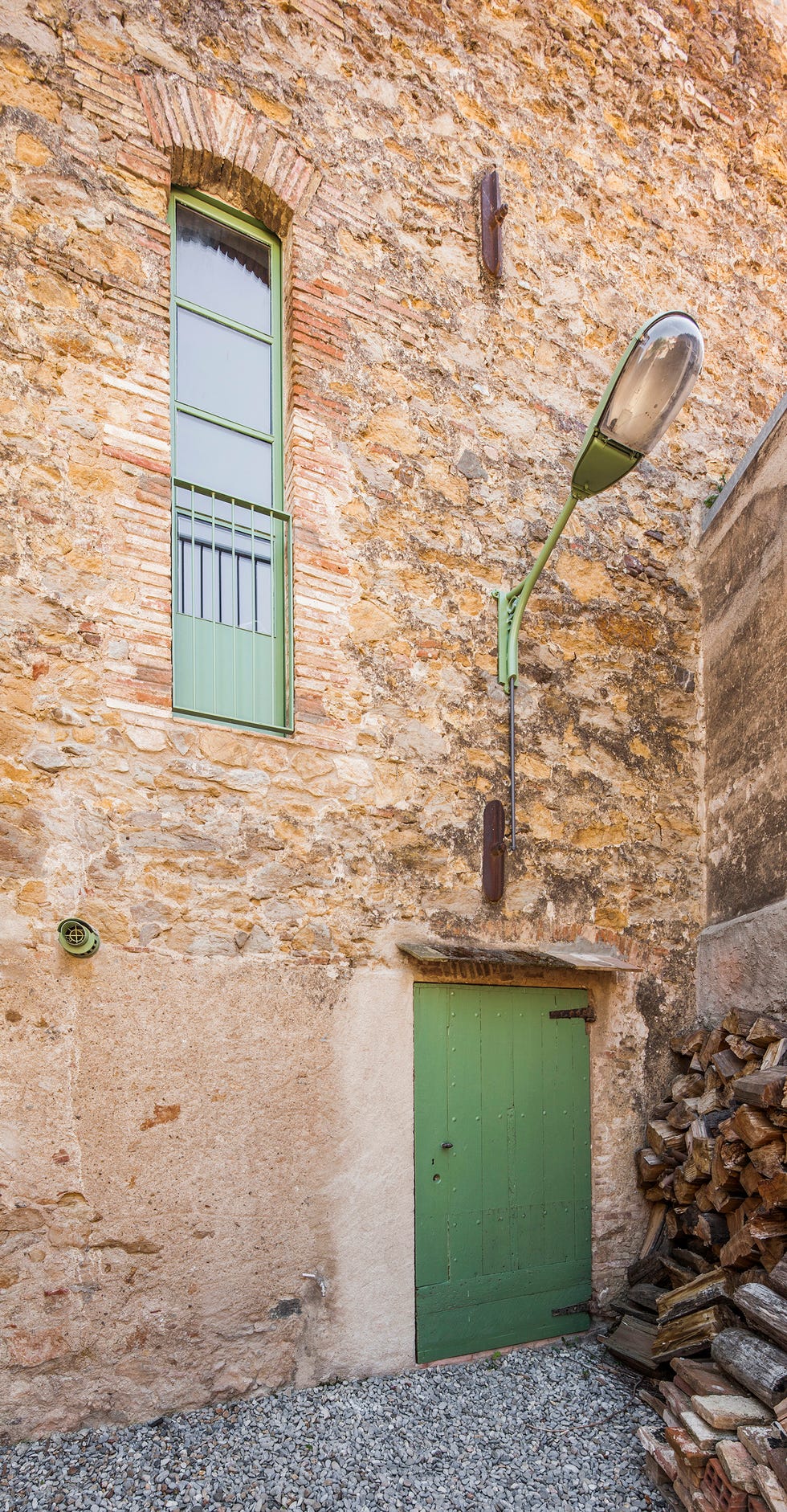 Factory in the Empordà converted into a house with outdoor patios