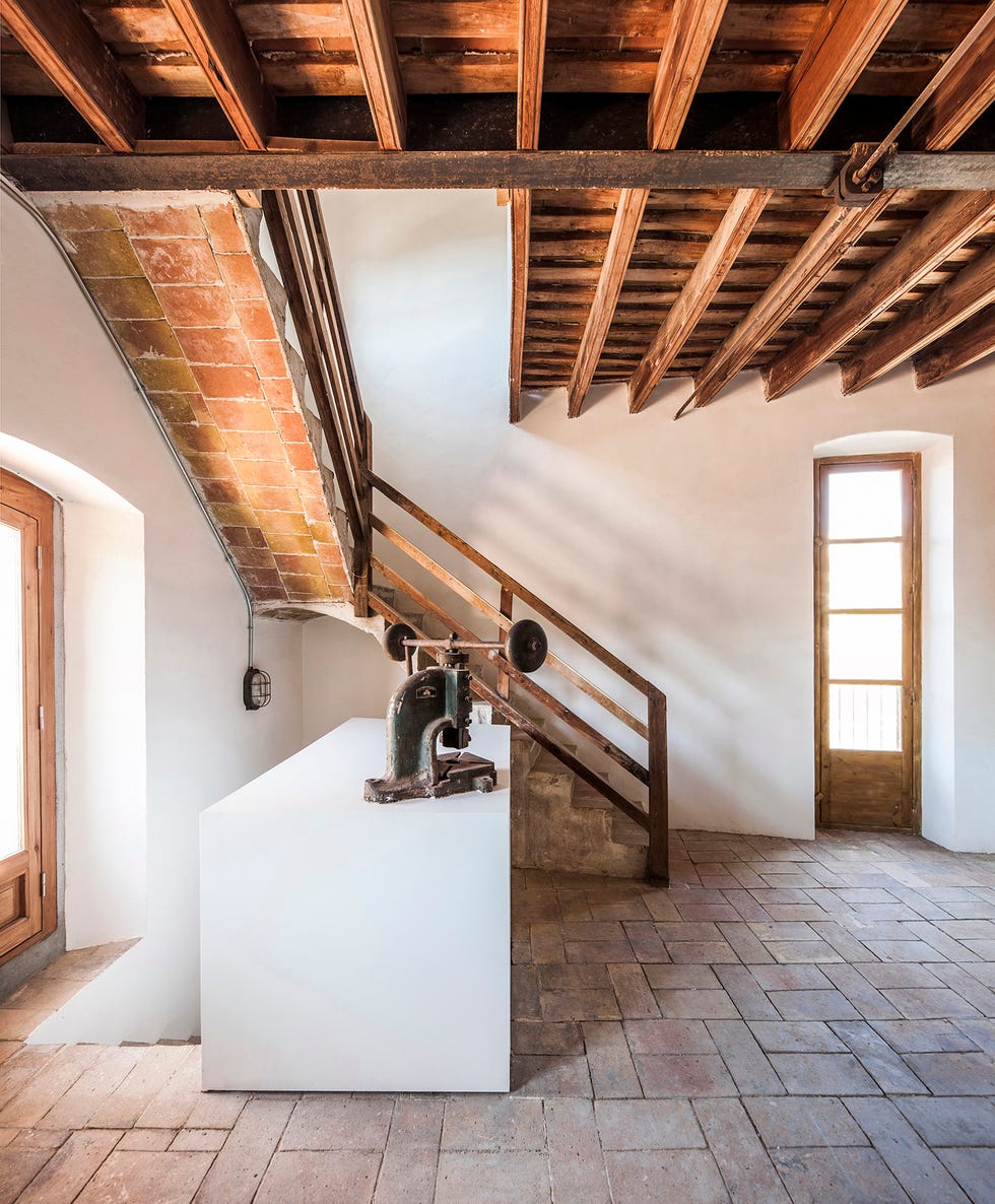 Factory in the Empordà converted into a house with outdoor patios