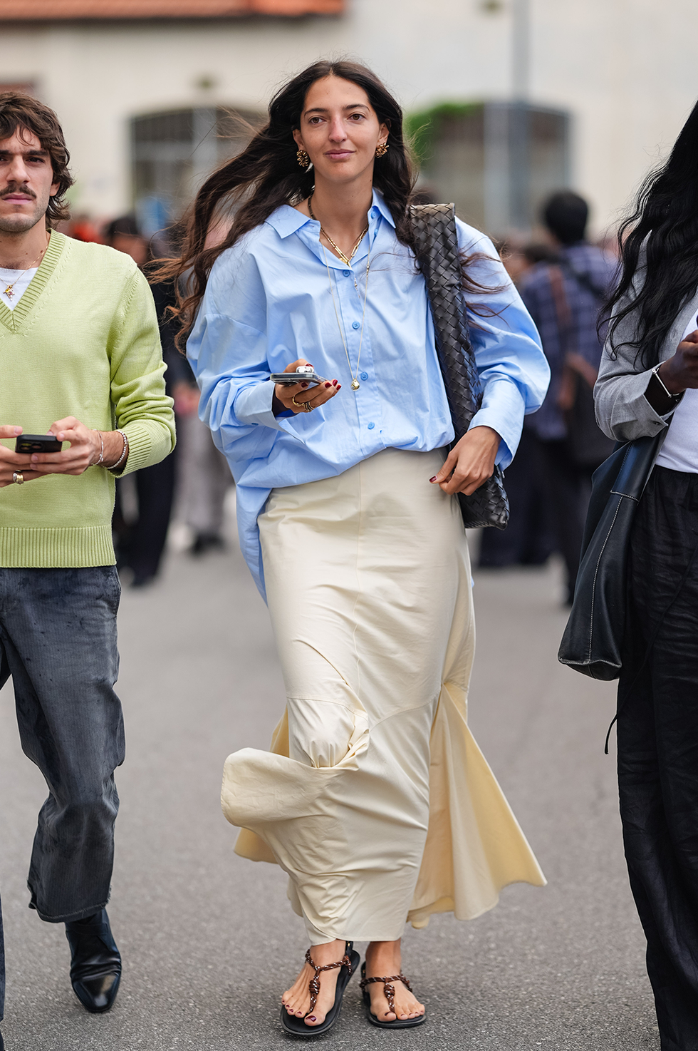 Milan, Italie, 18 septembre : une invitée porte une chemise oversize bleu clair, une jupe longue jaune clair et des chaussures ouvertes noires et marron, devant un défilé Jil Sander, lors de la Fashion Week de Milan, collection homme printemps/été 2025, le 18 septembre 2024 à Milan, en Italie. (Photo : Edward Berthelot/Getty Images)