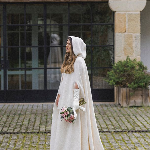 ana, la original novia vasca que se casó con una capa de princesa y un vestido de tul con volantes