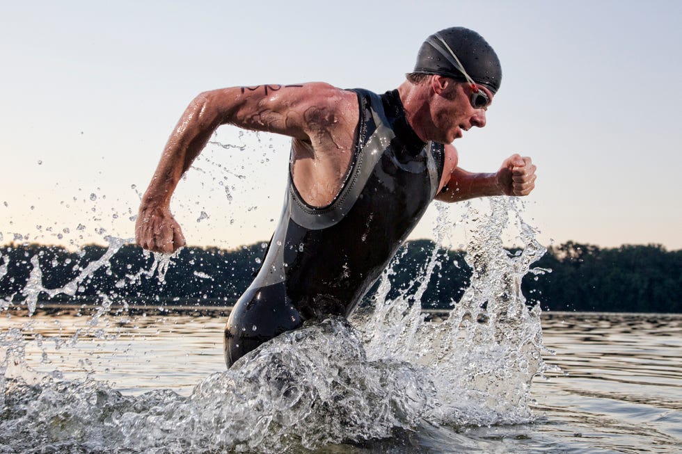 triatleta en la prueba de natación